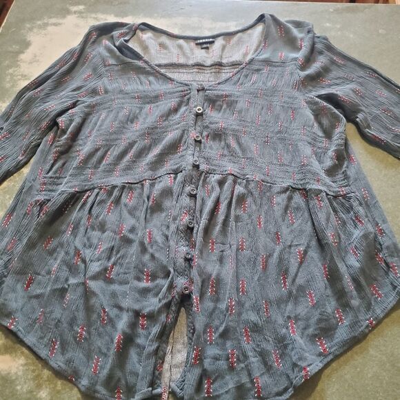 Torrid BLUE SMOCKED BUTTON-LOOP GAUZE BLOUSE  Sz 2 - Picture 4 of 6
